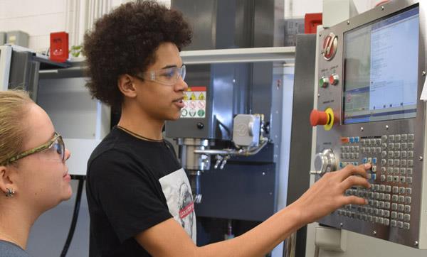 Students practice a programming exercise on the HAAS CNC mill Students practice a programming exercise on the HAAS CNC mill